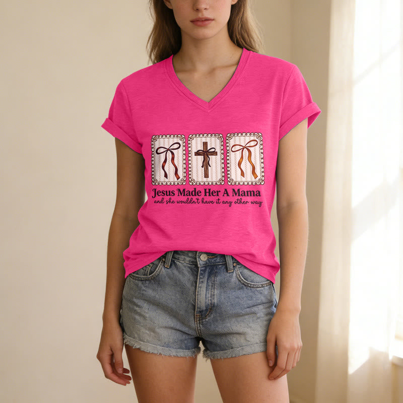 Christianartworkshop T-shirt décontracté à col en V « Jésus l'a faite maman » - image 25