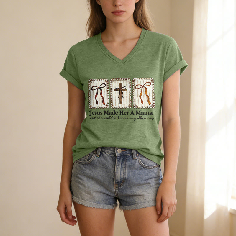 Christianartworkshop T-shirt décontracté à col en V « Jésus l'a faite maman » - image 3
