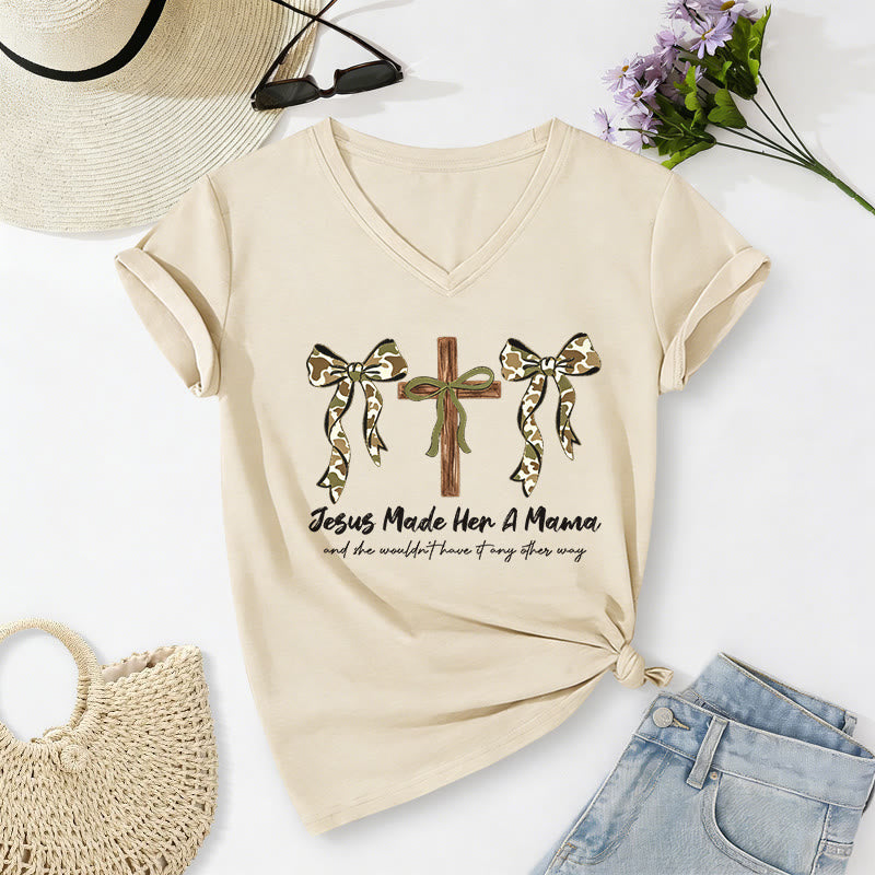 Christianartworkshop Jésus a fait d'elle une maman et elle n'aurait pas voulu qu'il en soit autrement. T-shirt décontracté à col en V - Beige - 2XL - image 6