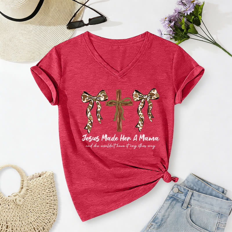 Christianartworkshop Jésus a fait d'elle une maman et elle n'aurait pas voulu qu'il en soit autrement. T-shirt décontracté à col en V - Rouge - 2XL - image 22