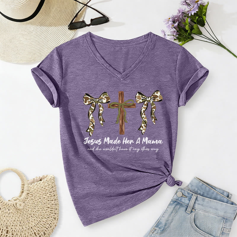 Christianartworkshop Jésus a fait d'elle une maman et elle n'aurait pas voulu qu'il en soit autrement. T-shirt décontracté à col en V - Violet - 2XL - image 16