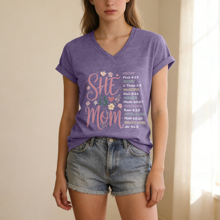 Christianartworkshop T-shirt décontracté à col en V « ELLE EST MAMAN » - image 17