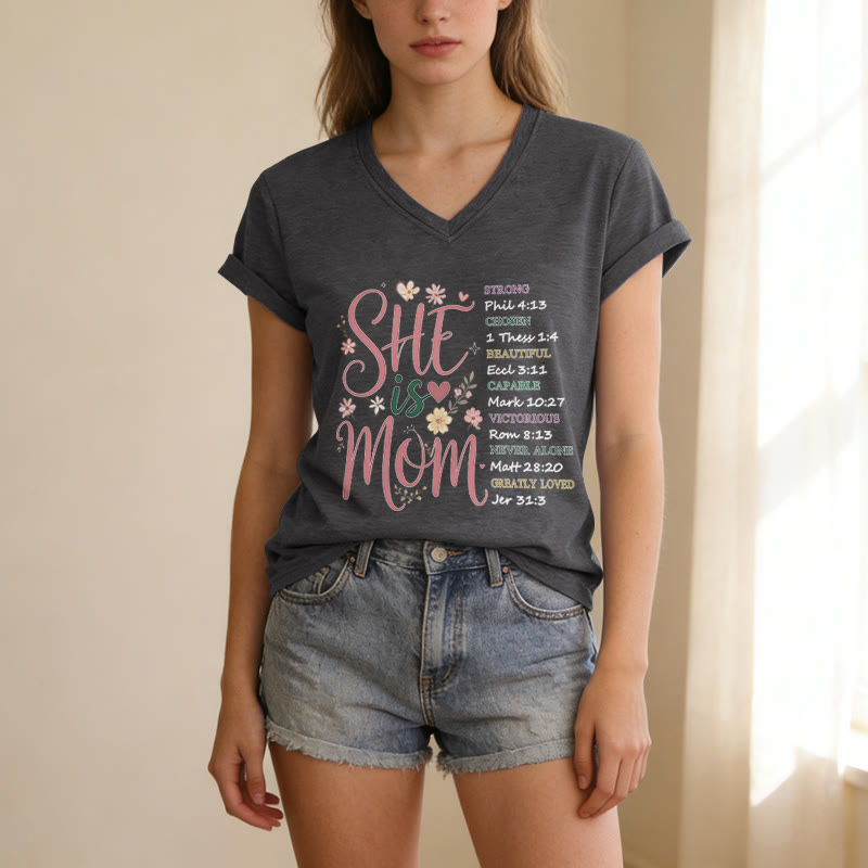 Christianartworkshop T-shirt décontracté à col en V « ELLE EST MAMAN » - image 21