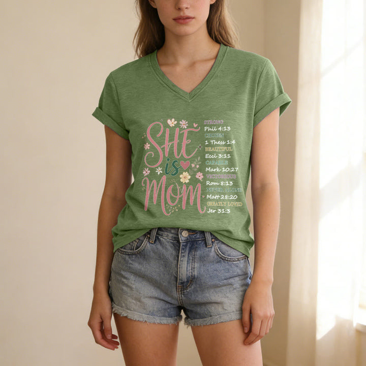 Christianartworkshop T-shirt décontracté à col en V « ELLE EST MAMAN » - image 3