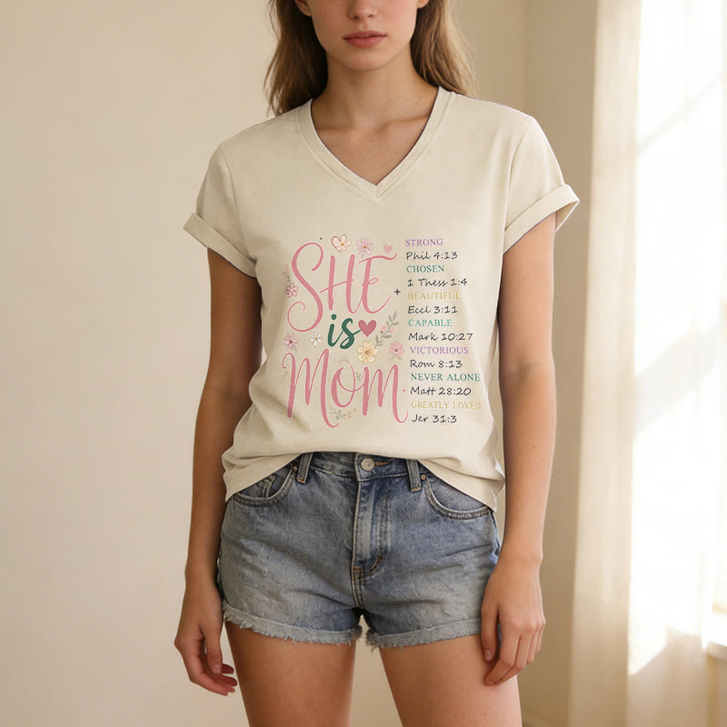 Christianartworkshop T-shirt décontracté à col en V « ELLE EST MAMAN » - image 1