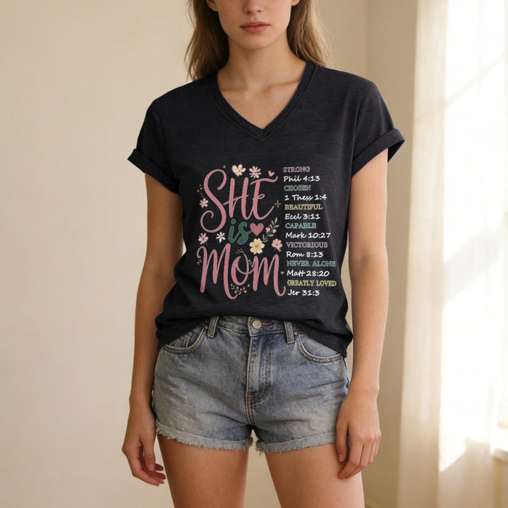 Christianartworkshop T-shirt décontracté à col en V « ELLE EST MAMAN » - image 13