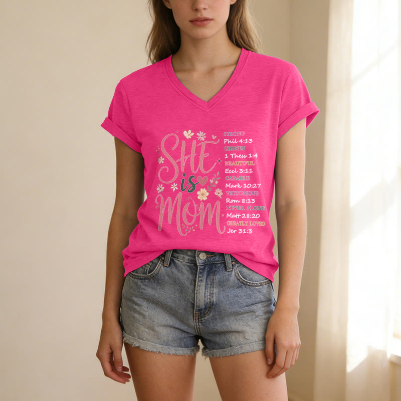 Christianartworkshop T-shirt décontracté à col en V « ELLE EST MAMAN » - image 25