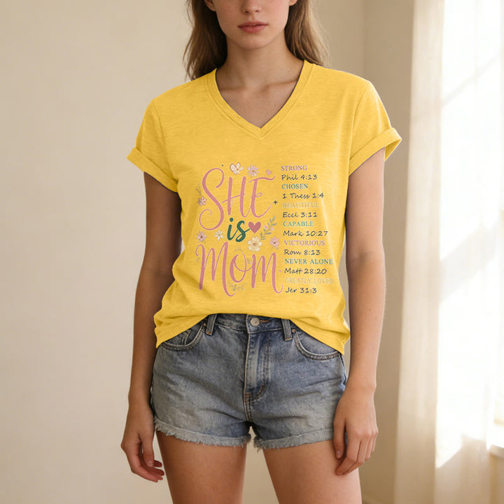 Christianartworkshop T-shirt décontracté à col en V « ELLE EST MAMAN » - image 7
