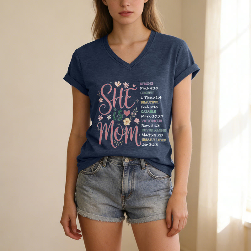 Christianartworkshop T-shirt décontracté à col en V « ELLE EST MAMAN » - image 19
