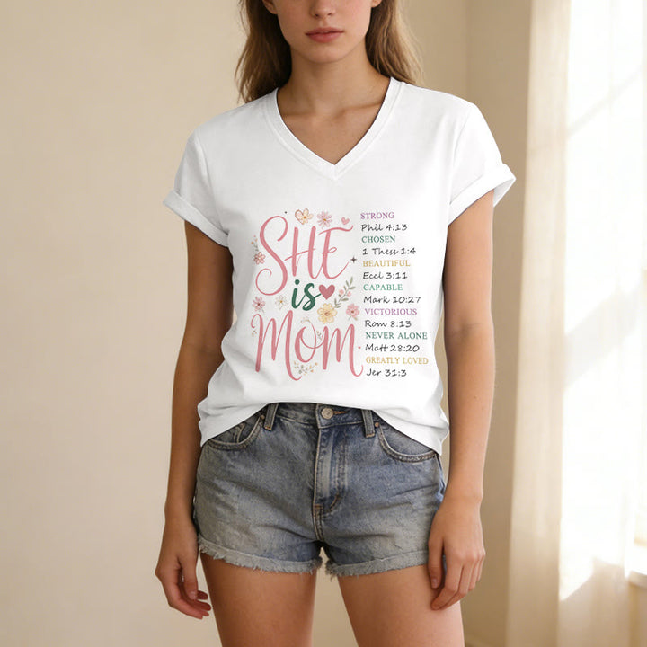 Christianartworkshop T-shirt décontracté à col en V « ELLE EST MAMAN » - image 5