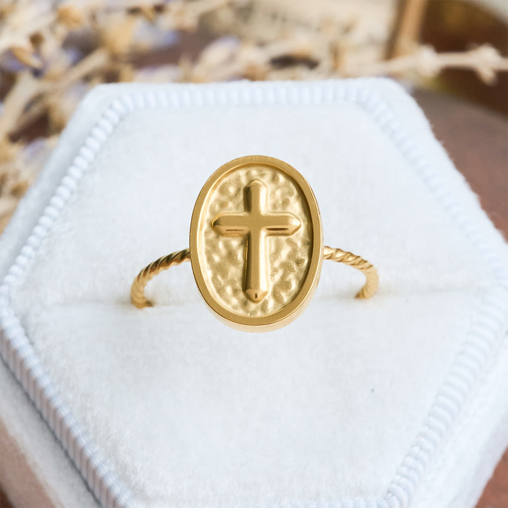 Christianartworkshop Bague ovale martelée en forme de croix torsadée : symbole rustique de bénédiction fervente - Croix - image 0