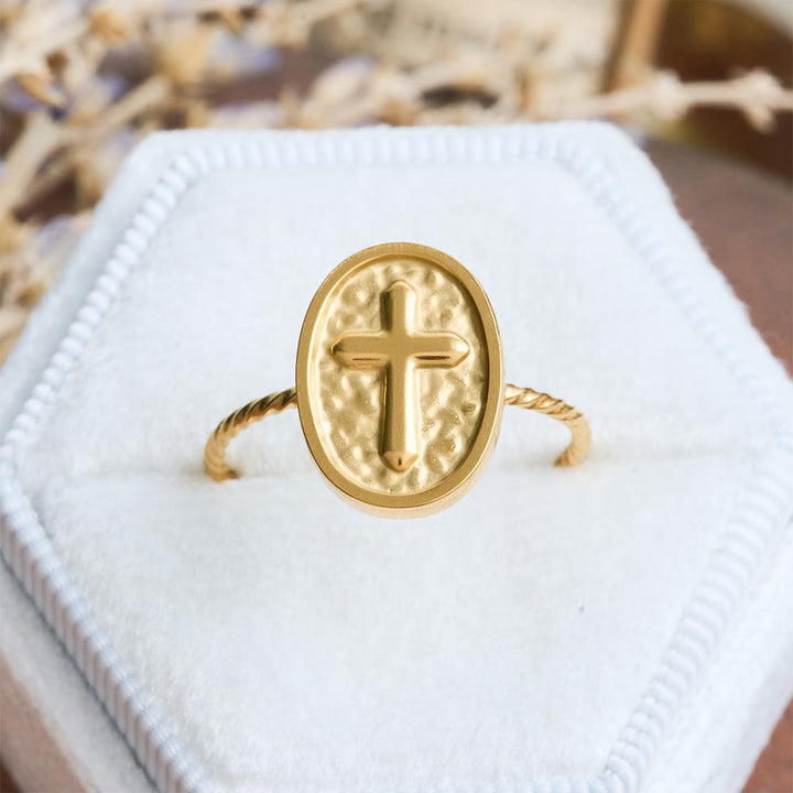 Christianartworkshop Bague ovale martelée en forme de croix torsadée : symbole rustique de bénédiction fervente - Croix - image 0