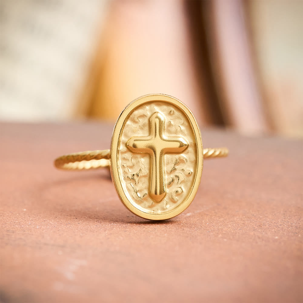 Christianartworkshop Bague ovale martelée en forme de croix torsadée : symbole rustique de bénédiction fervente - image 1
