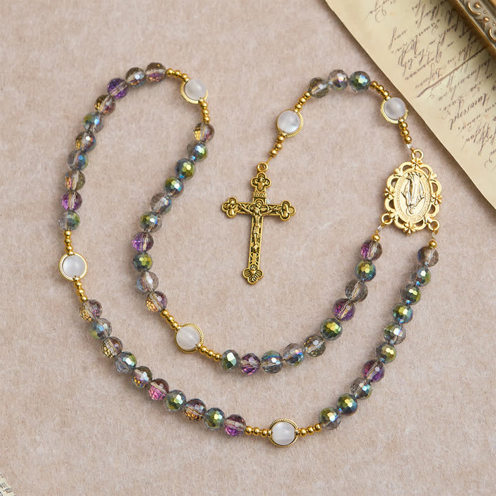 Christianartworkshop Chapelet à perles facettées aux reflets irisés arc-en-ciel avec pendentif doré Notre-Dame - image 2