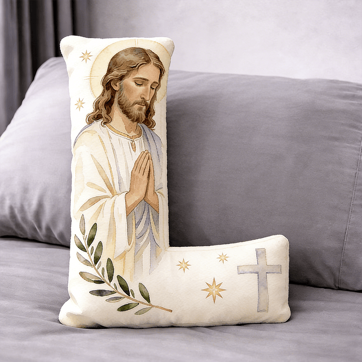 Christianartworkshop Coussin en forme de lettre avec croix de Jésus en prière : emblème de prière fervente et de foi intemporelle - 24" (60 cm) - L - image 11