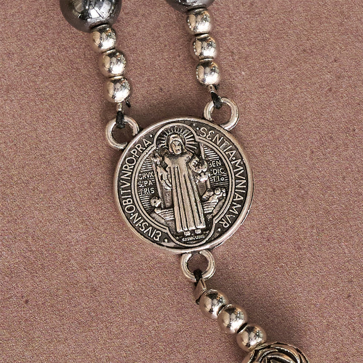 Christianartworkshop Chapelet en hématite avec perles roses, médaille de saint Benoît et crucifix détaillé - image 5