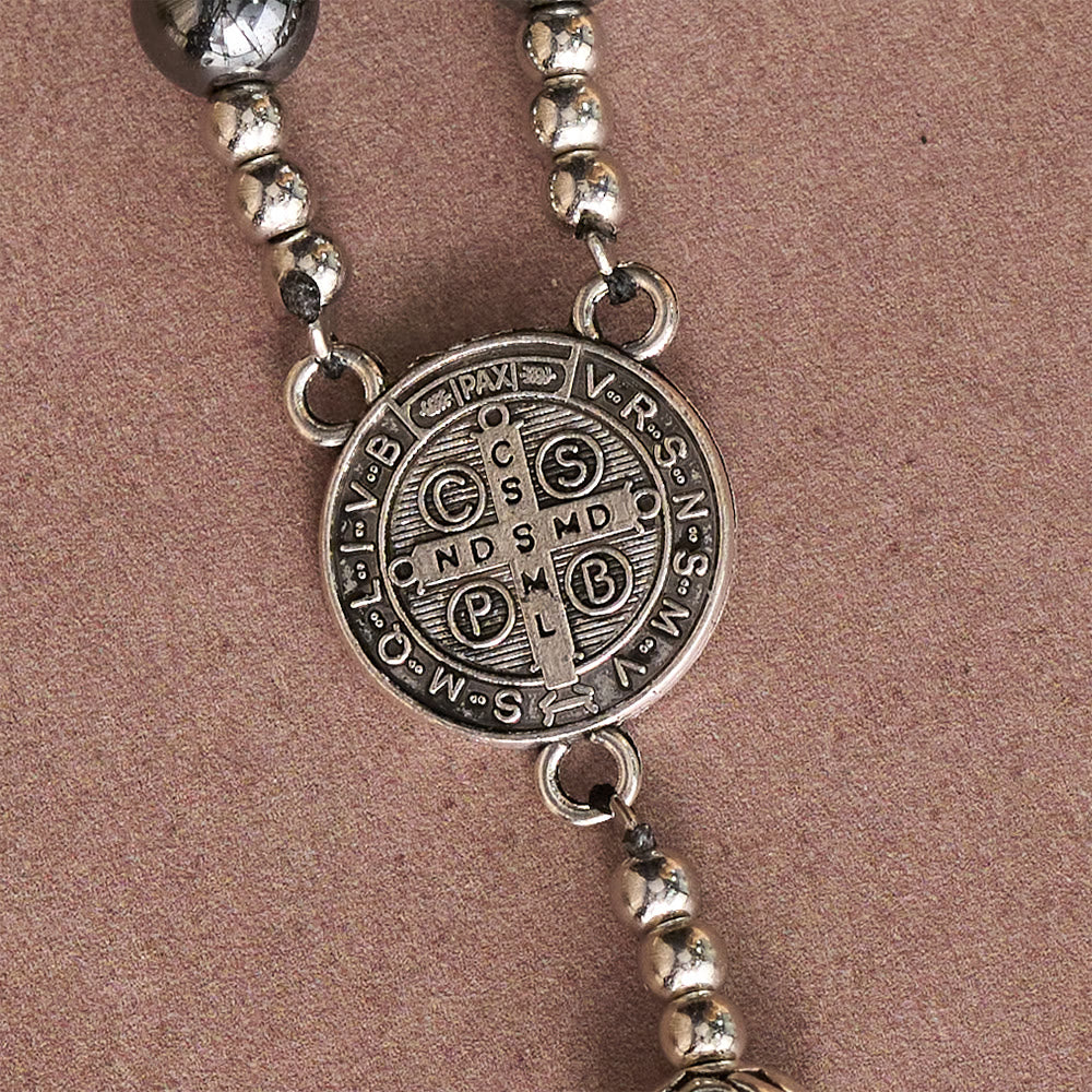 Christianartworkshop Chapelet en hématite avec perles roses, médaille de saint Benoît et crucifix détaillé - image 6