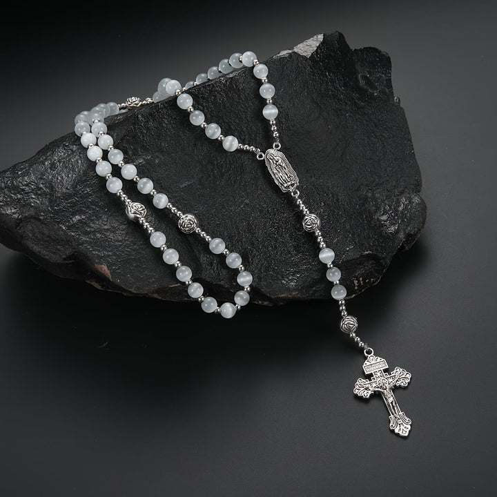 Christianartworkshop Chapelet en pierre œil-de-chat blanche lumineuse avec médaille de Notre-Dame et crucifix orné - image 2