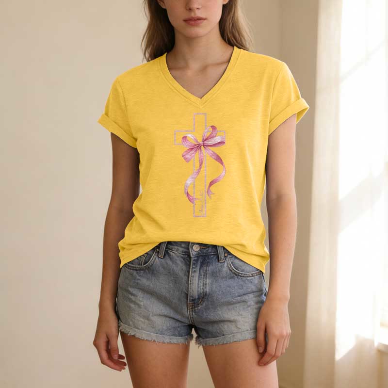 Christianartworkshop T-shirt décontracté à col en V avec motif croix et nœud rose - image 9