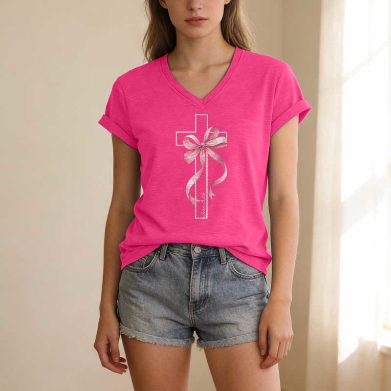 Christianartworkshop T-shirt décontracté à col en V avec motif croix et nœud rose - image 25