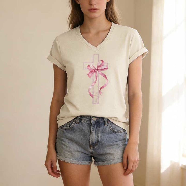 Christianartworkshop T-shirt décontracté à col en V avec motif croix et nœud rose - image 7