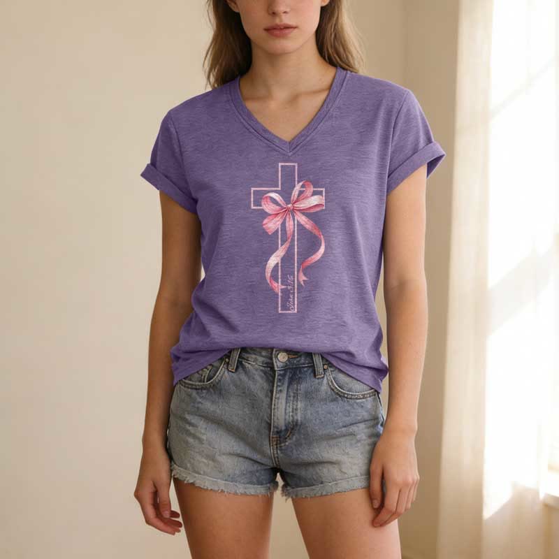 Christianartworkshop T-shirt décontracté à col en V avec motif croix et nœud rose - image 17