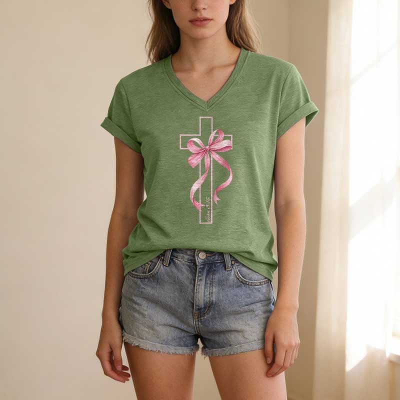 Christianartworkshop T-shirt décontracté à col en V avec motif croix et nœud rose - image 3