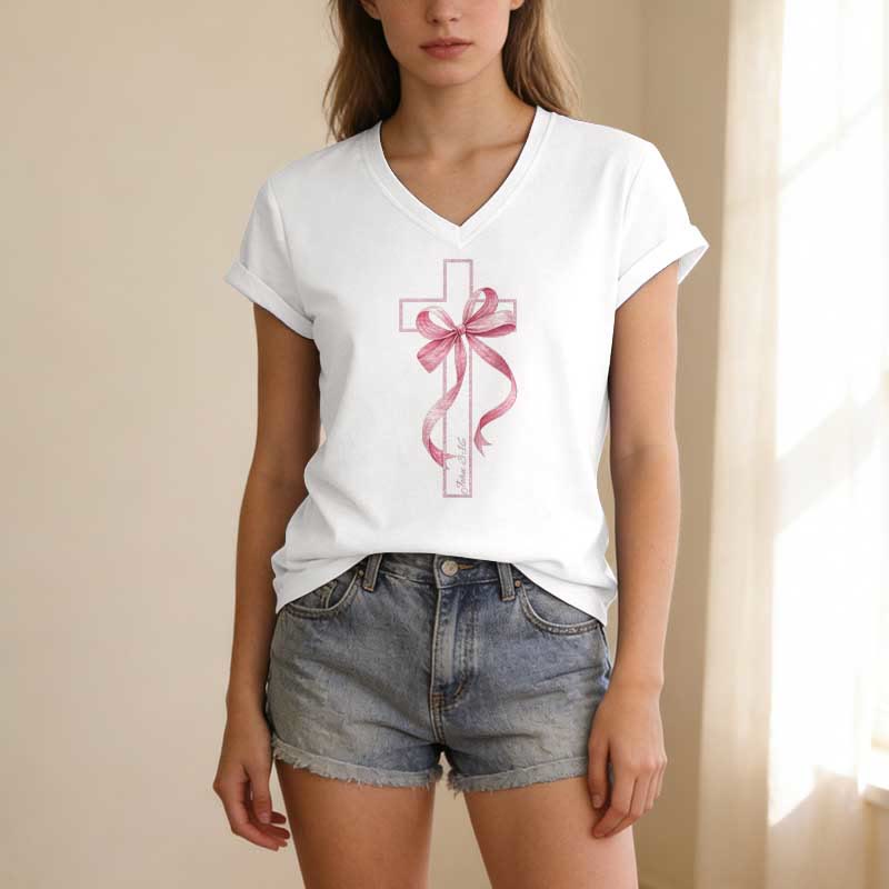 Christianartworkshop T-shirt décontracté à col en V avec motif croix et nœud rose - image 5