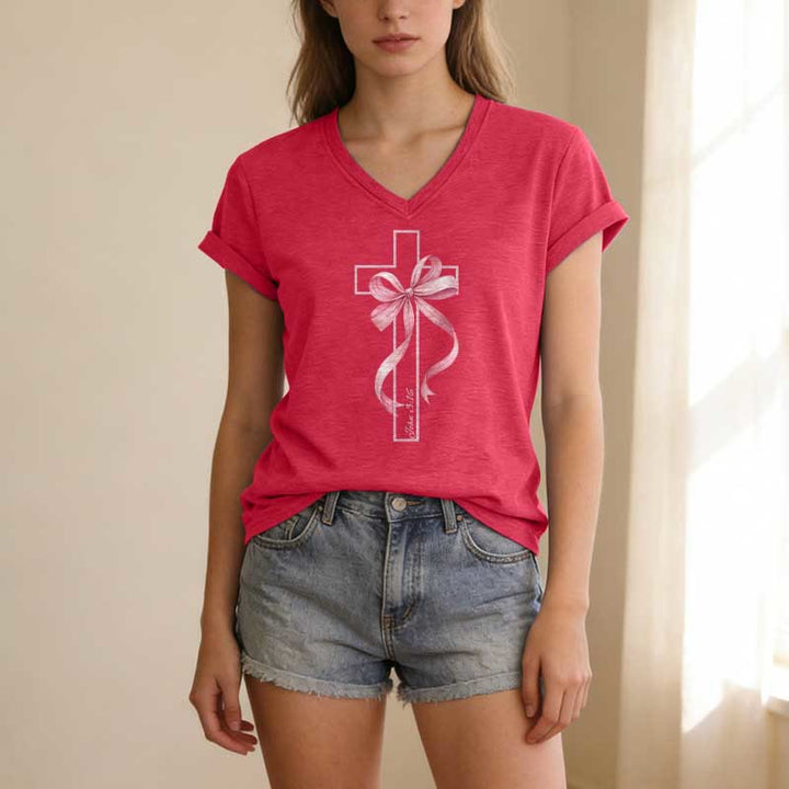 Christianartworkshop T-shirt décontracté à col en V avec motif croix et nœud rose - image 23
