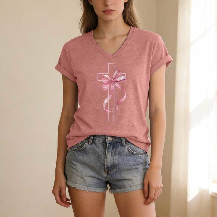 Christianartworkshop T-shirt décontracté à col en V avec motif croix et nœud rose - image 13