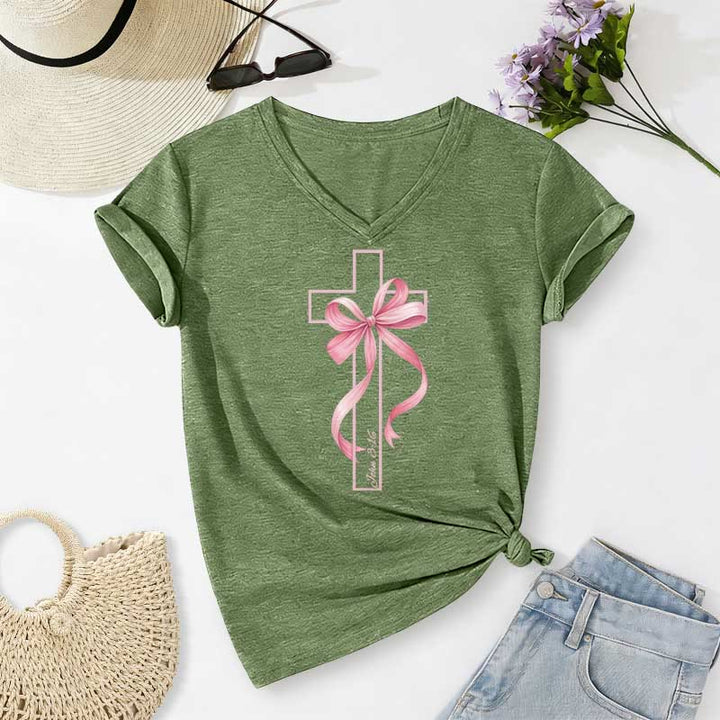 Christianartworkshop T-shirt décontracté à col en V avec motif croix et nœud rose - Vert olive - 2XL - image 2