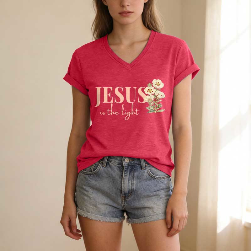 Christianartworkshop T-shirt décontracté à col en V à motif floral « Jésus est la lumière » - image 25