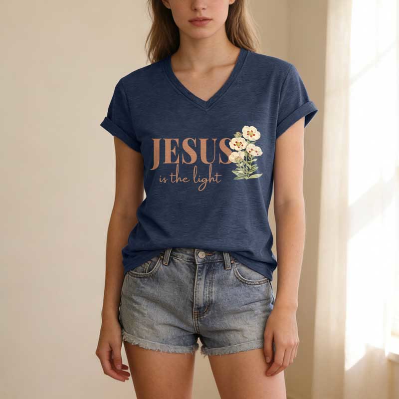 Christianartworkshop T-shirt décontracté à col en V à motif floral « Jésus est la lumière » - image 21