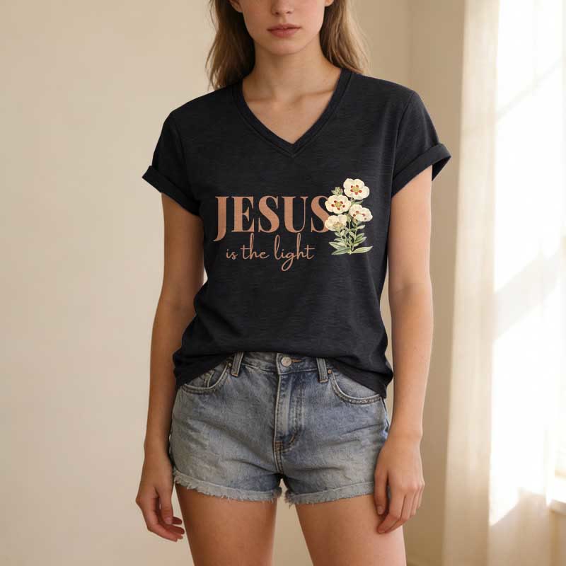 Christianartworkshop T-shirt décontracté à col en V à motif floral « Jésus est la lumière » - image 15