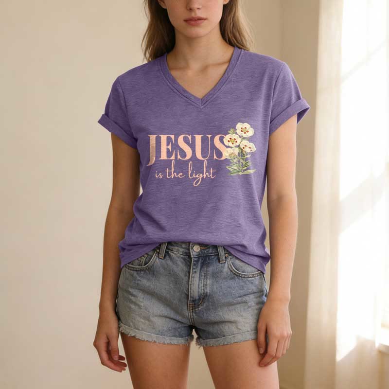 Christianartworkshop T-shirt décontracté à col en V à motif floral « Jésus est la lumière » - image 19
