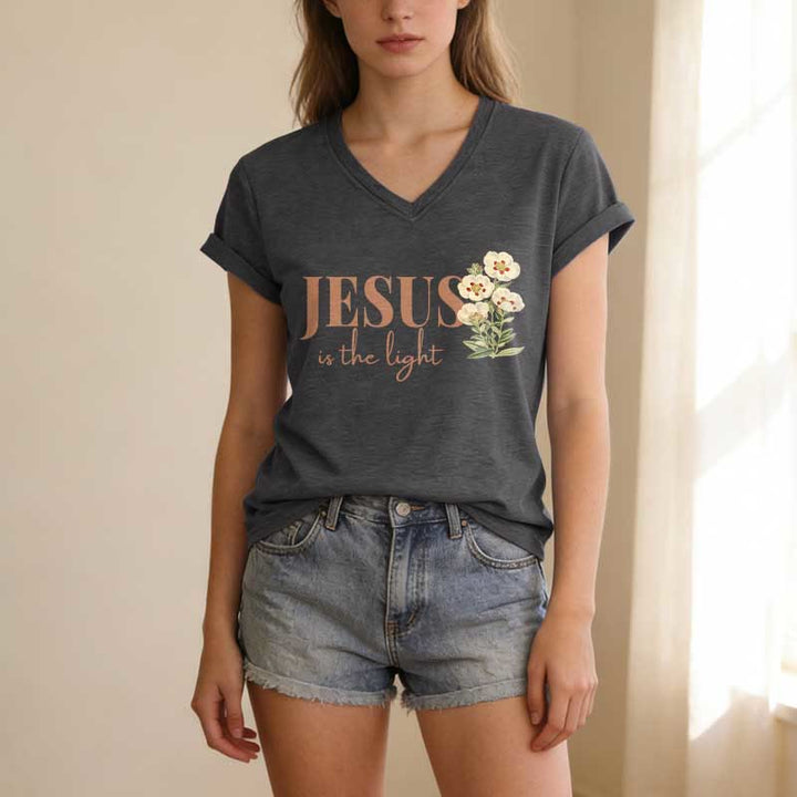 Christianartworkshop T-shirt décontracté à col en V à motif floral « Jésus est la lumière » - image 23