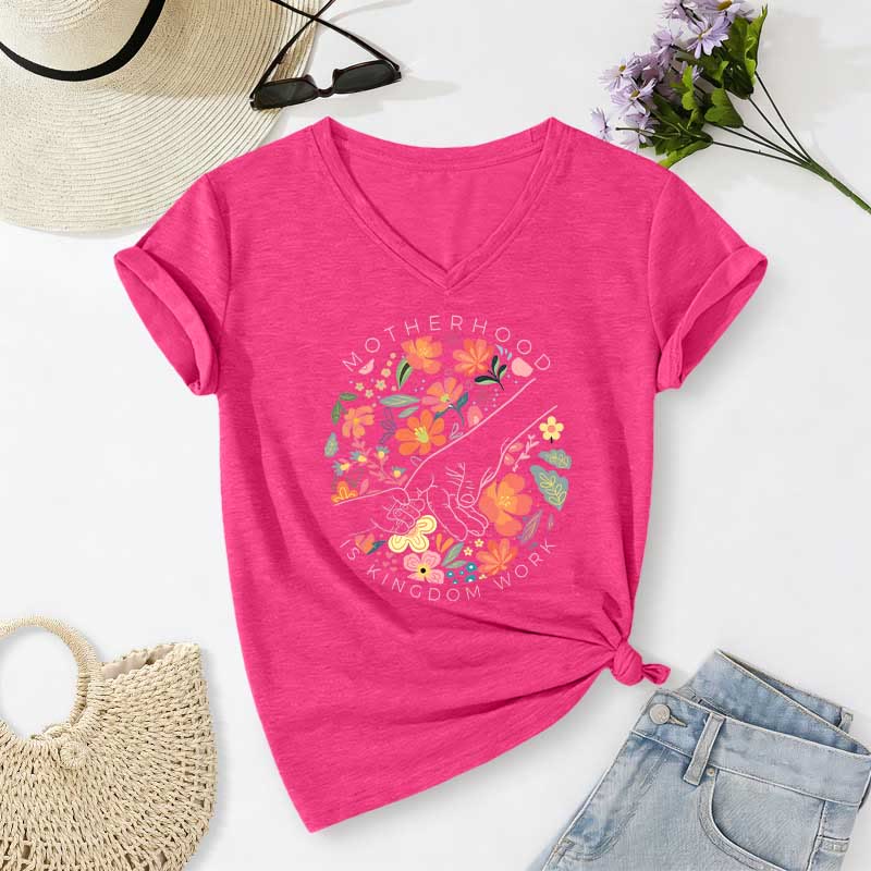 Christianartworkshop T-shirt décontracté à col en V « La maternité est un royaume » avec motif floral fait main - Rose - 2XL - image 24