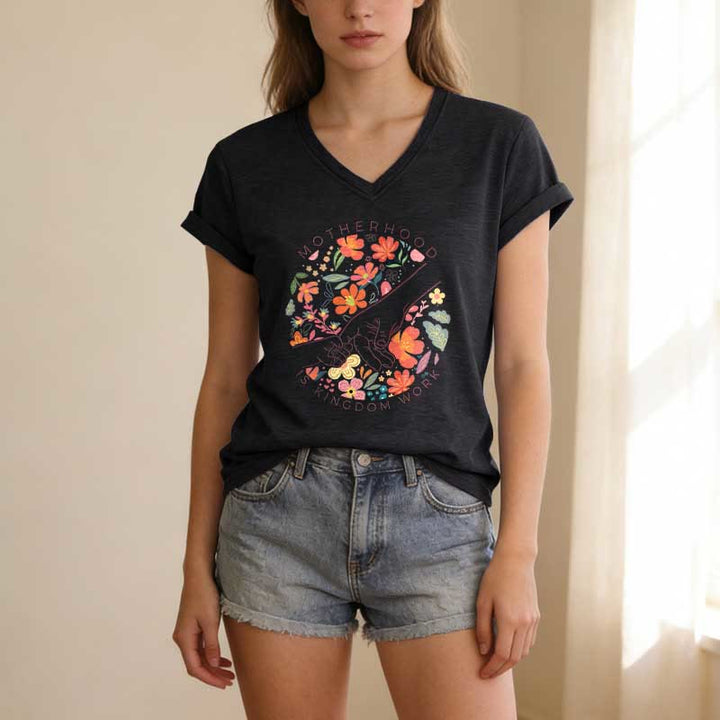 Christianartworkshop T-shirt décontracté à col en V « La maternité est un royaume » avec motif floral fait main - image 13