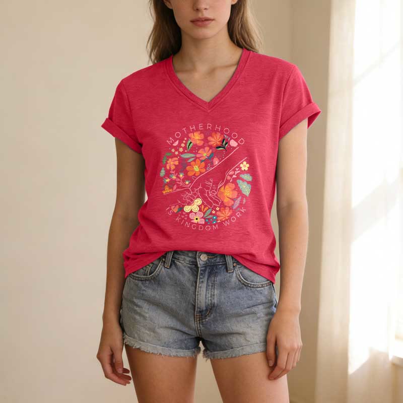 Christianartworkshop T-shirt décontracté à col en V « La maternité est un royaume » avec motif floral fait main - image 23