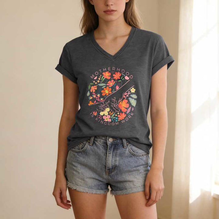 Christianartworkshop T-shirt décontracté à col en V « La maternité est un royaume » avec motif floral fait main - image 21
