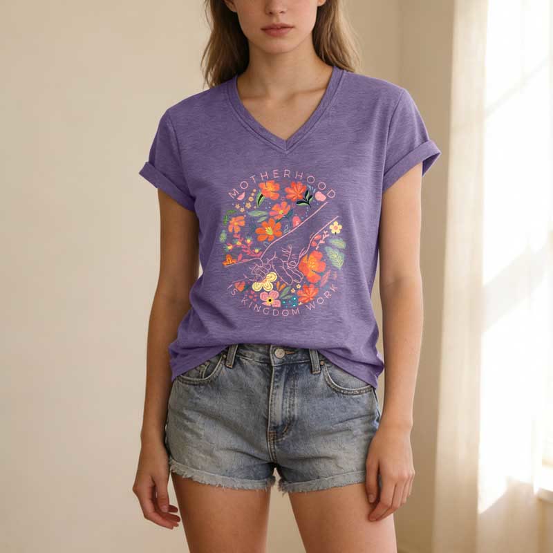 Christianartworkshop T-shirt décontracté à col en V « La maternité est un royaume » avec motif floral fait main - image 17
