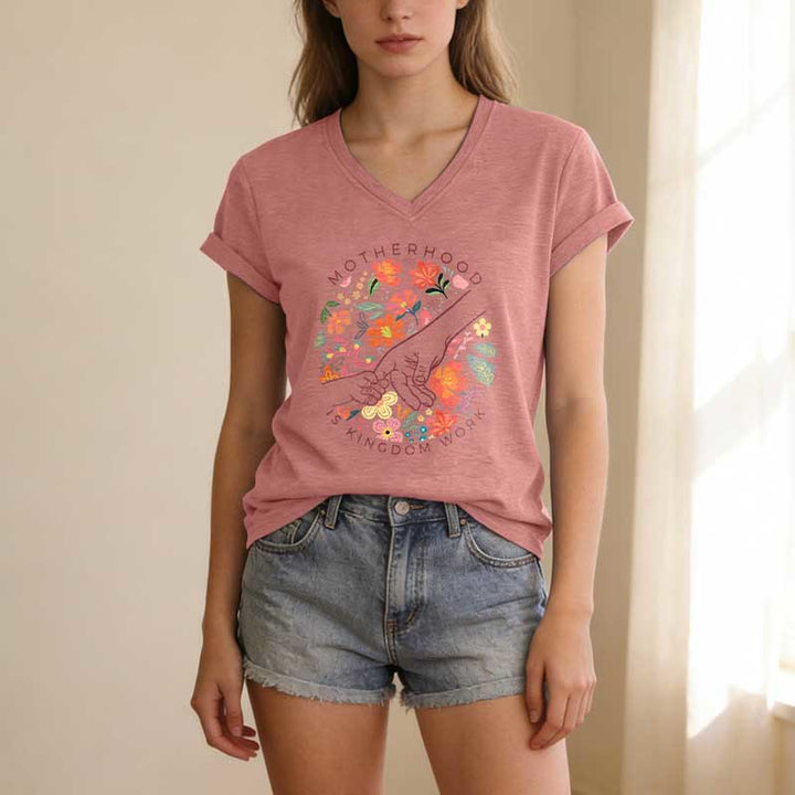 Christianartworkshop T-shirt décontracté à col en V « La maternité est un royaume » avec motif floral fait main - image 11