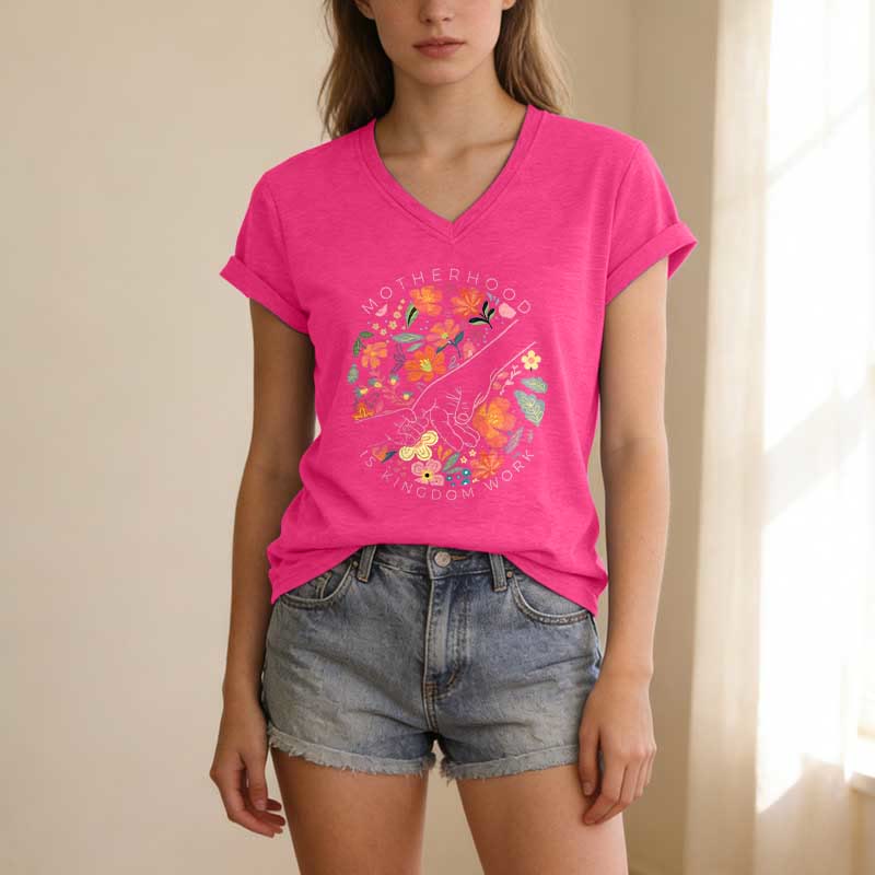 Christianartworkshop T-shirt décontracté à col en V « La maternité est un royaume » avec motif floral fait main - image 25