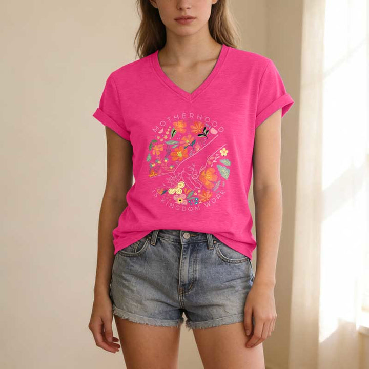 Christianartworkshop T-shirt décontracté à col en V « La maternité est un royaume » avec motif floral fait main - image 25