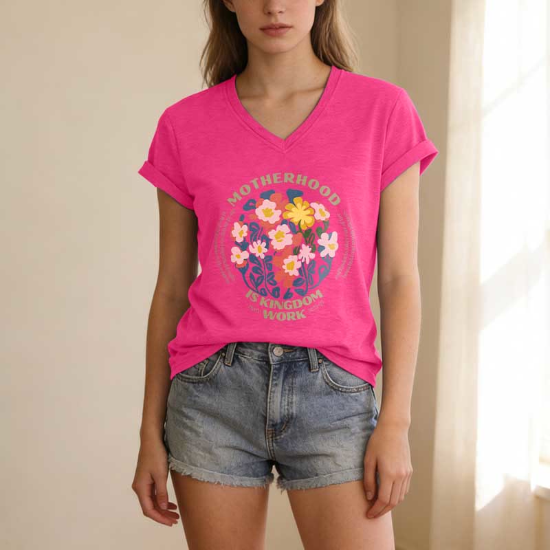 Christianartworkshop T-shirt bohème fleuri à col en V « La maternité est un royaume » pour le travail - image 25