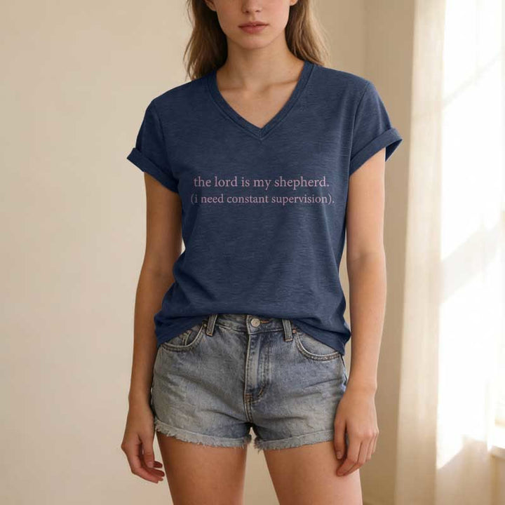 Christianartworkshop Le Seigneur est mon berger, j'ai besoin d'une surveillance constante. T-shirt décontracté à col en V. - image 19