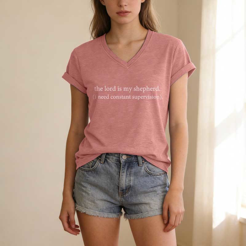 Christianartworkshop Le Seigneur est mon berger, j'ai besoin d'une surveillance constante. T-shirt décontracté à col en V. - image 13