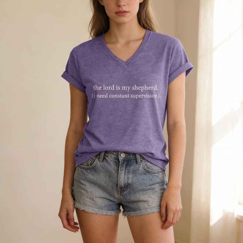 Christianartworkshop Le Seigneur est mon berger, j'ai besoin d'une surveillance constante. T-shirt décontracté à col en V. - image 17