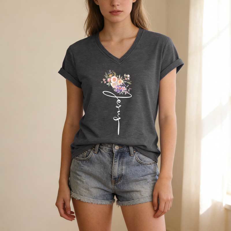 Christianartworkshop T-shirt décontracté à col en V avec motif floral et inscription cursive Jésus - image 21