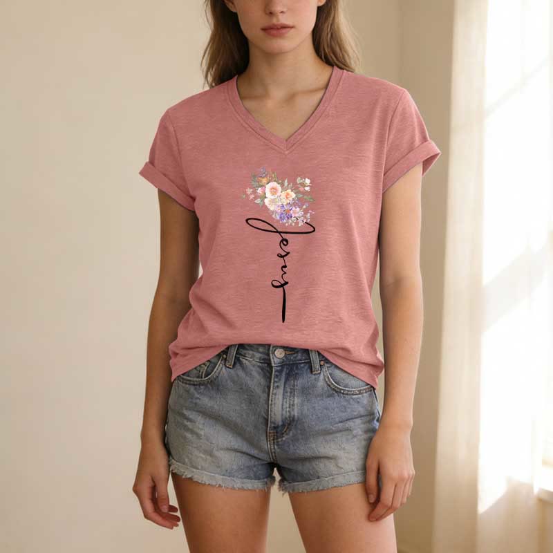 Christianartworkshop T-shirt décontracté à col en V avec motif floral et inscription cursive Jésus - image 11